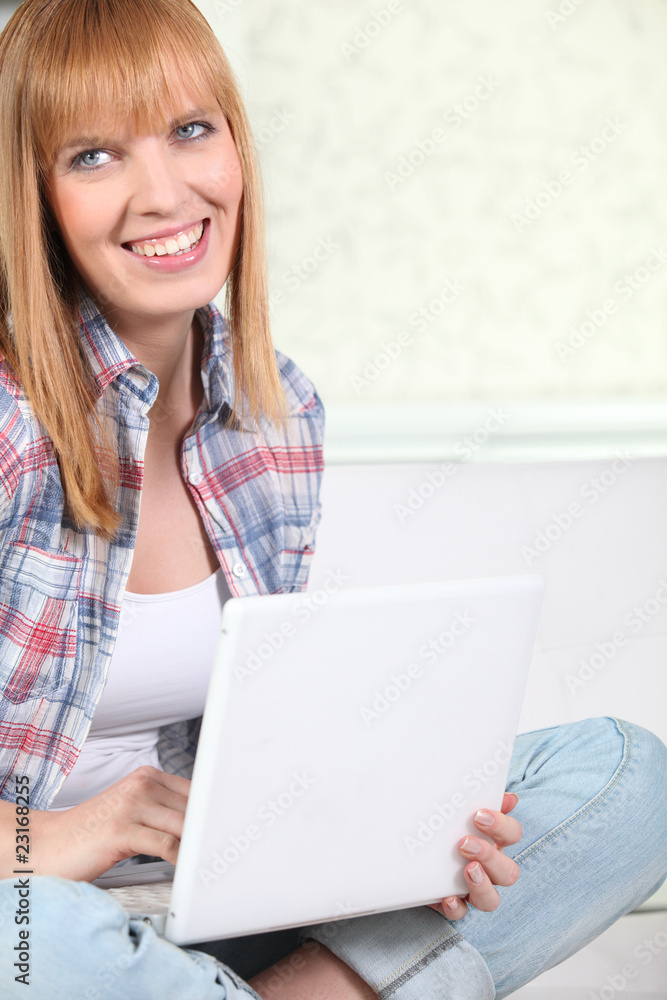 Portrait d'une femme devant un ordinateur portable Portrait d'une femme devant un ordinateur portable