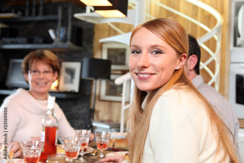Portrait d'une jeune femme déjeunant en famille Portrait d'une jeune femme déjeunant en famille