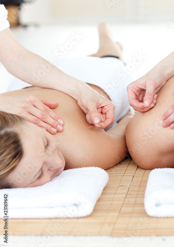 Smiling couple in an acupuncture therapy