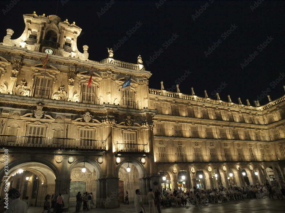 Obraz premium Plaza Mayor y Ayuntamiento en Salamanca por la noche