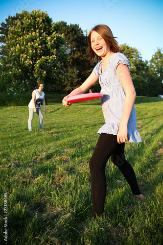 Teenager mit Fresbee photo