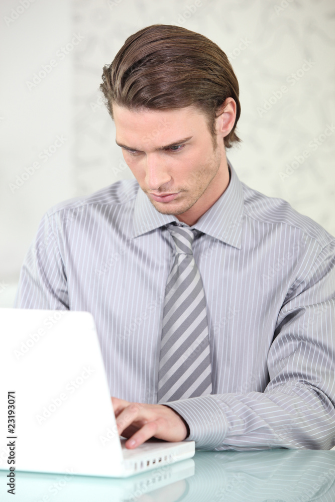 Homme d'affaires devant ordinateur portable Homme d'affaires devant ordinateur portable