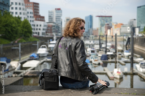 junge Frau im Stadthafen Düsseldorf
