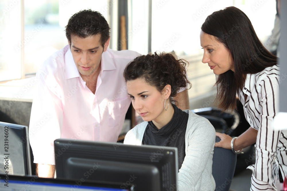 Homme et femmes d'affaires au bureau Homme et femmes d'affaires au bureau
