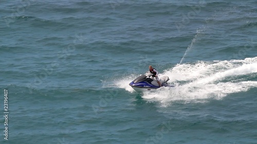 Jeune femme sur un scooter des mers.
