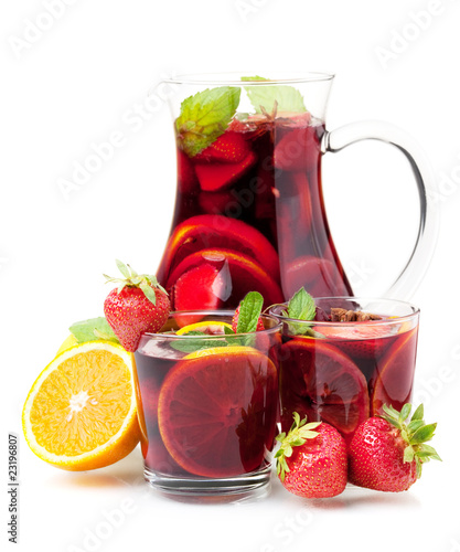 Fotografia Refreshing fruit sangria in jug and two glasses