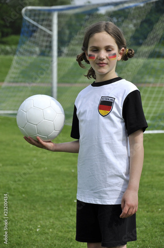 Mädchen als Fussballfan geschminkt mit Fussball © stadelpeter