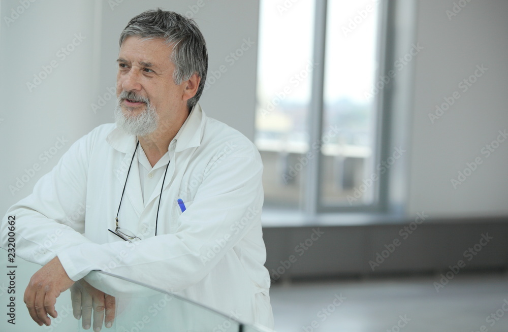 Renowned scientist/doctor in a research center/hospital Renowned scientist/doctor in a research center/hospital