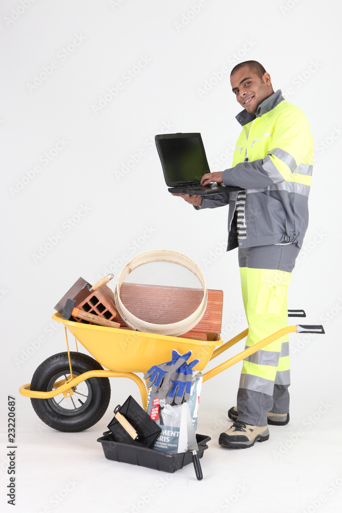 Ouvrier debout devant ordinateur portable