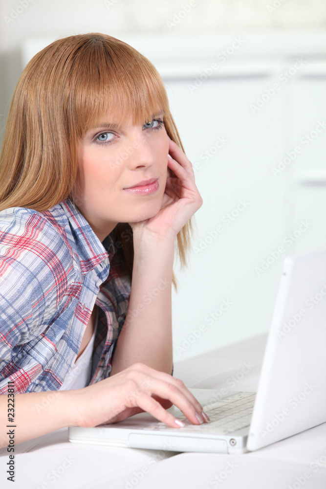 Portrait d'une femme devant un ordinateur portable Portrait d'une femme devant un ordinateur portable