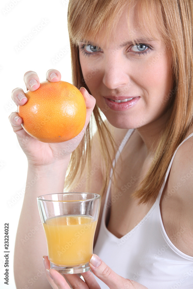 Portrait d'une femme avec verre de jus d'orange Portrait d'une femme avec verre de jus d'orange