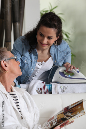 Canvas Print Femme senior avec aide ménagère