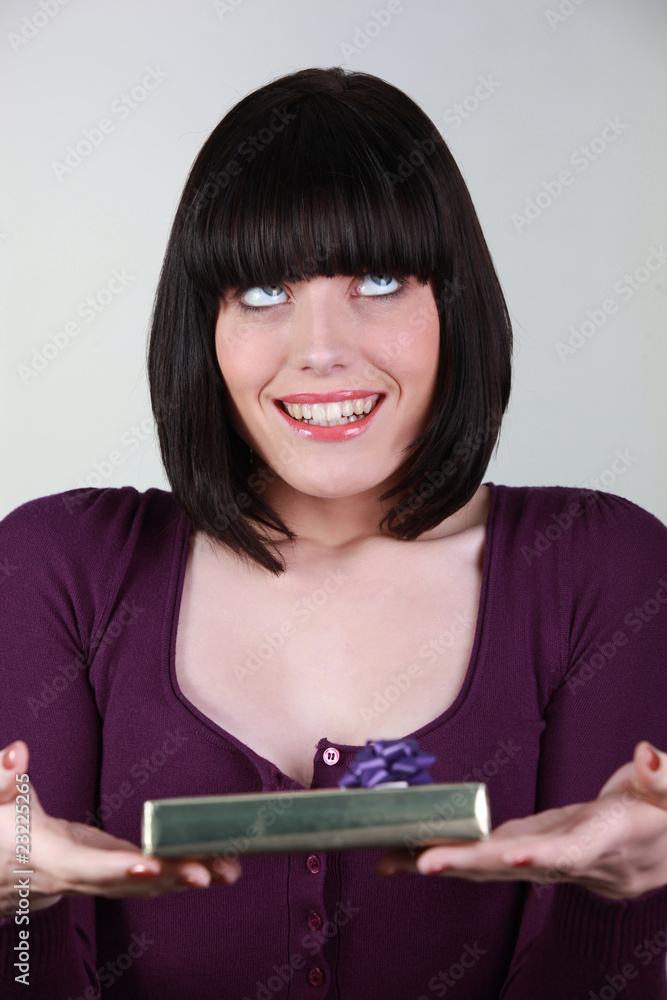 Jeune femme avec paquet cadeau Stock Photo | Adobe Stock