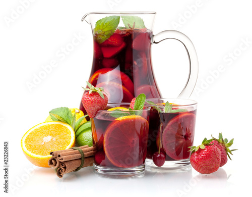 Photo Refreshing sangria (punch) and fruits