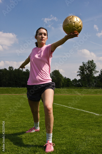 Frau mit Ball, woman with ball