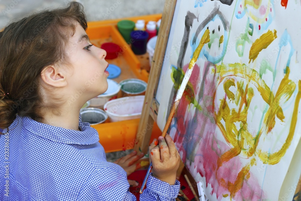 Φωτογραφία artist school little girl painting watercolors portrait