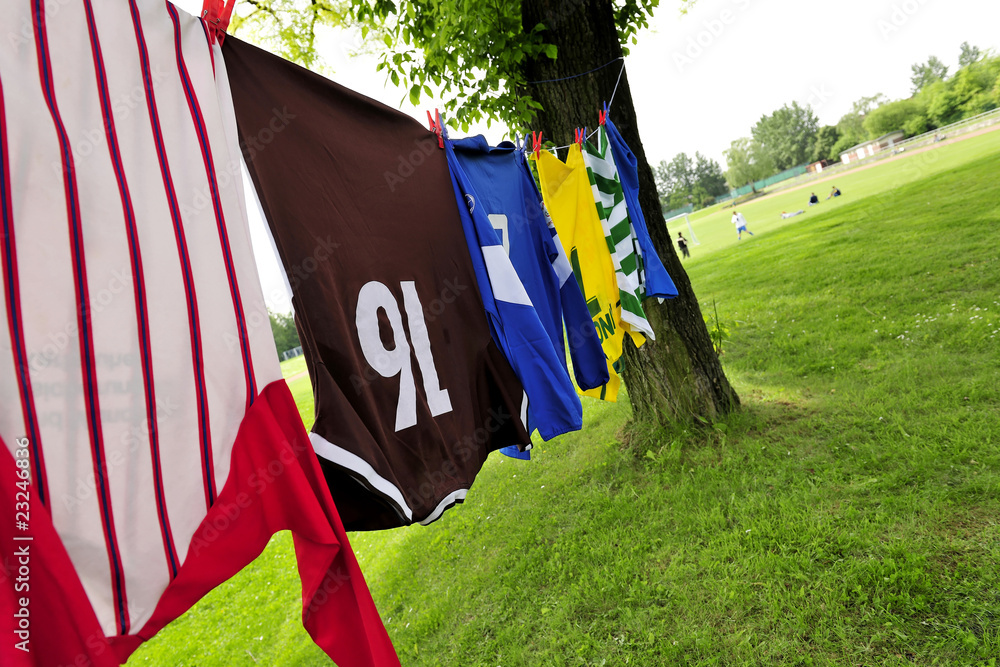 Naklejka premium Bunte Fussballtrikots hängen auf der Wäscheleine