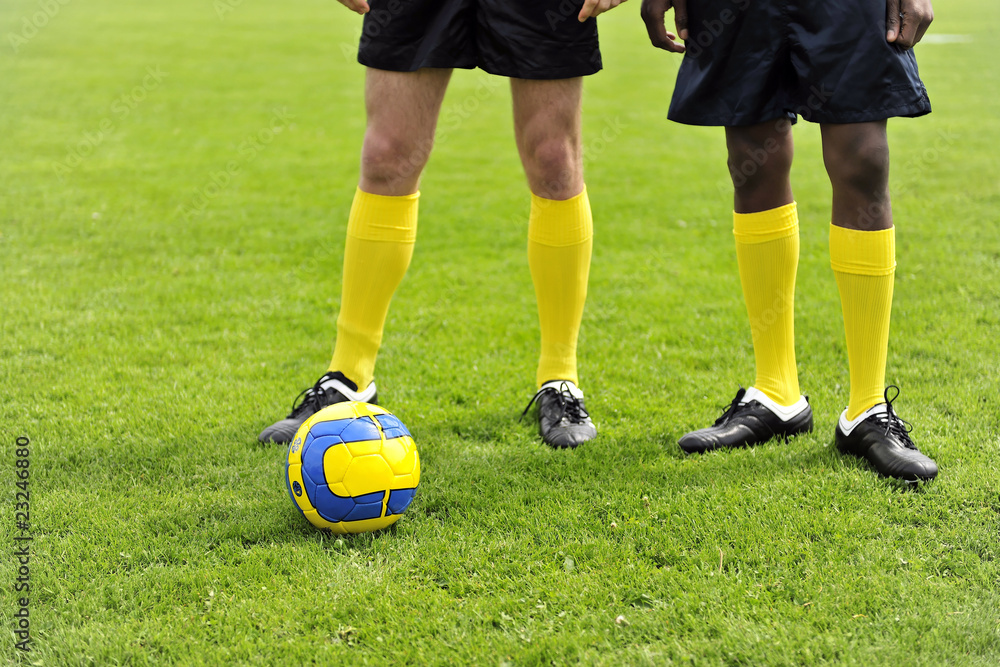 Obraz premium Zwei Fussballspieler mit Fussball auf dem Fussballplatz