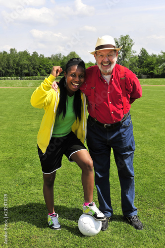 Fussballspielerin und Senior mit Fussball