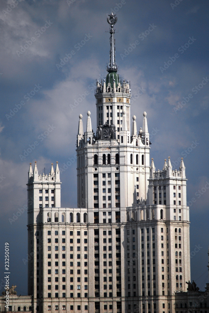 Une tour de Staline dans Moscou