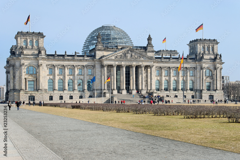 Fototapeta premium Reichstagsgebäude in Berlin