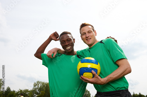 Zwei Fussballer Arm in Arm