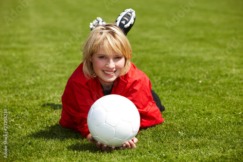 junge blonde Frau mit Fussball