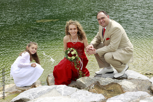 Brautpaar mit seiner Tochter am Seeufer