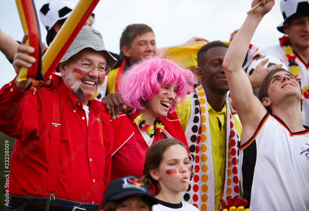 Fussballfans feuern an