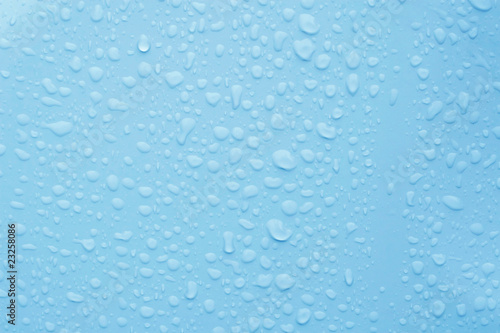 Regentropfen auf blauer Fläche