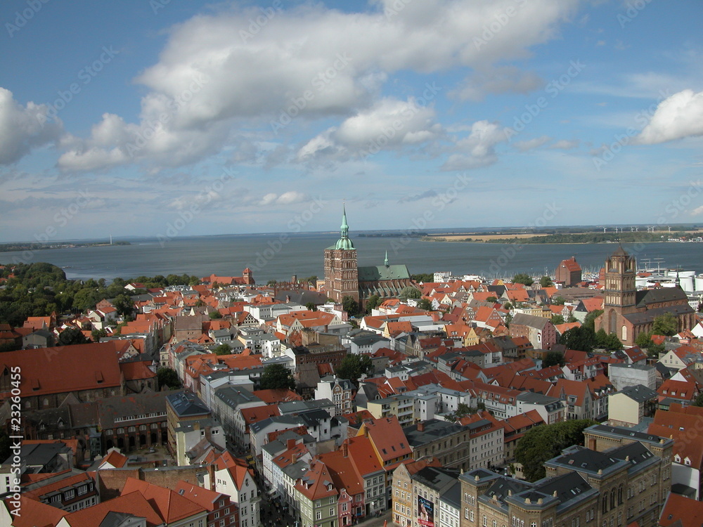 Aussicht über Stadt und Wolken an Ostsee