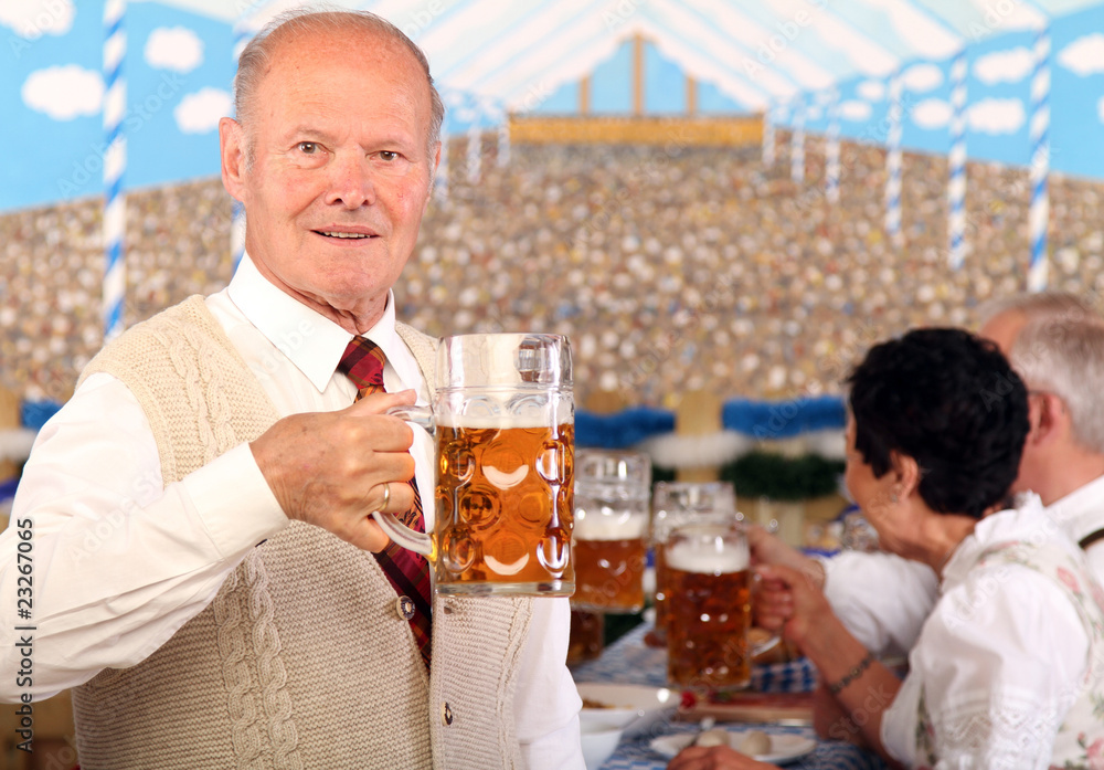Mann hält Bier Mann hält Bier
