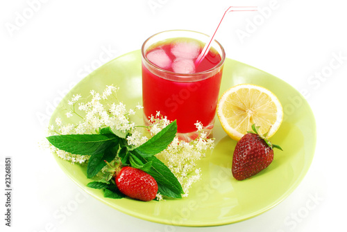 ice tea with strawberries and lemon