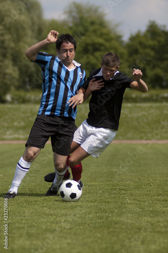 2 fussballer im zweikampf um ball