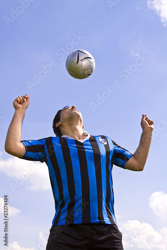 Fussballspieler spielt mit Ball © creative studio
