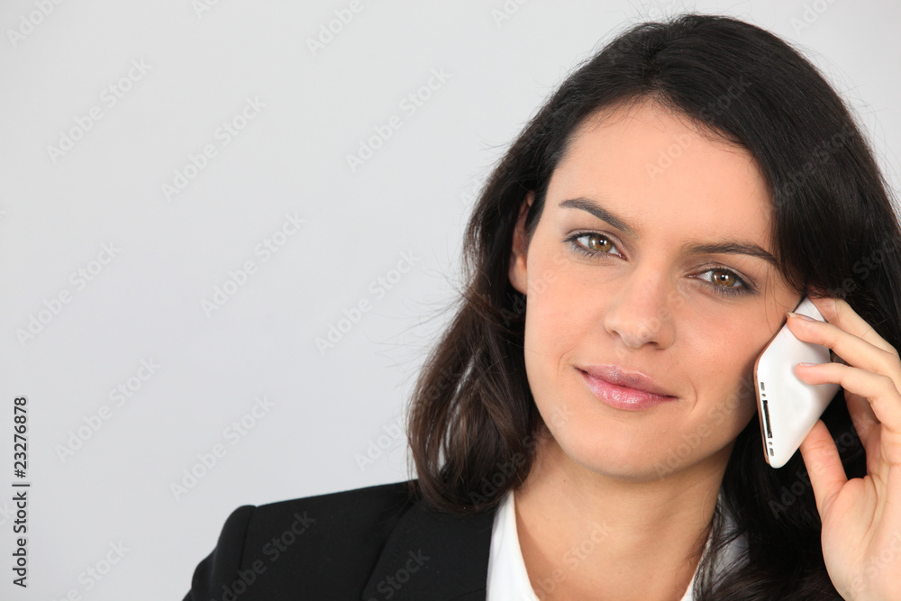 Femme d'affaires au téléphone portable Femme d'affaires au téléphone portable
