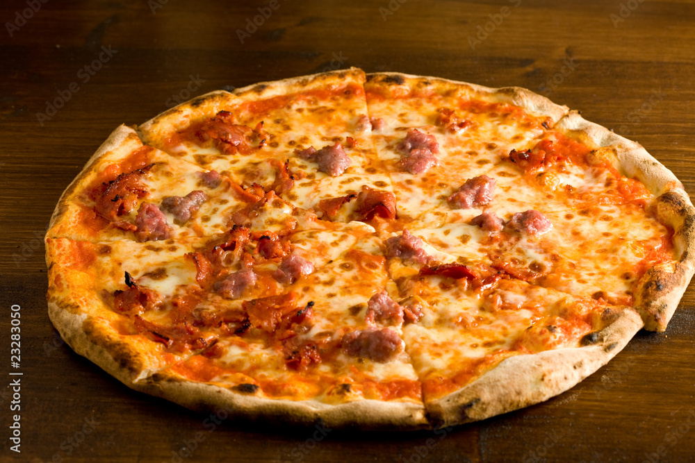 Pizza con Salame Piccante e Salsiccia Pizza con Salame Piccante e Salsiccia