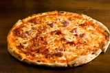 Pizza con Salame Piccante e Salsiccia