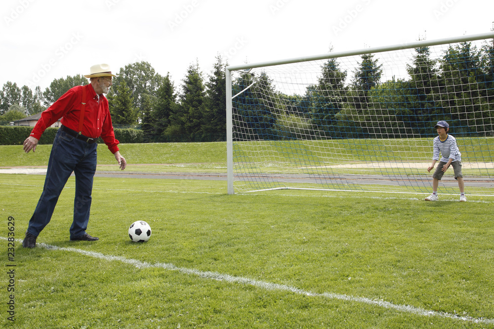 Obraz premium Grossvater und Enkel beim Fussballspiel