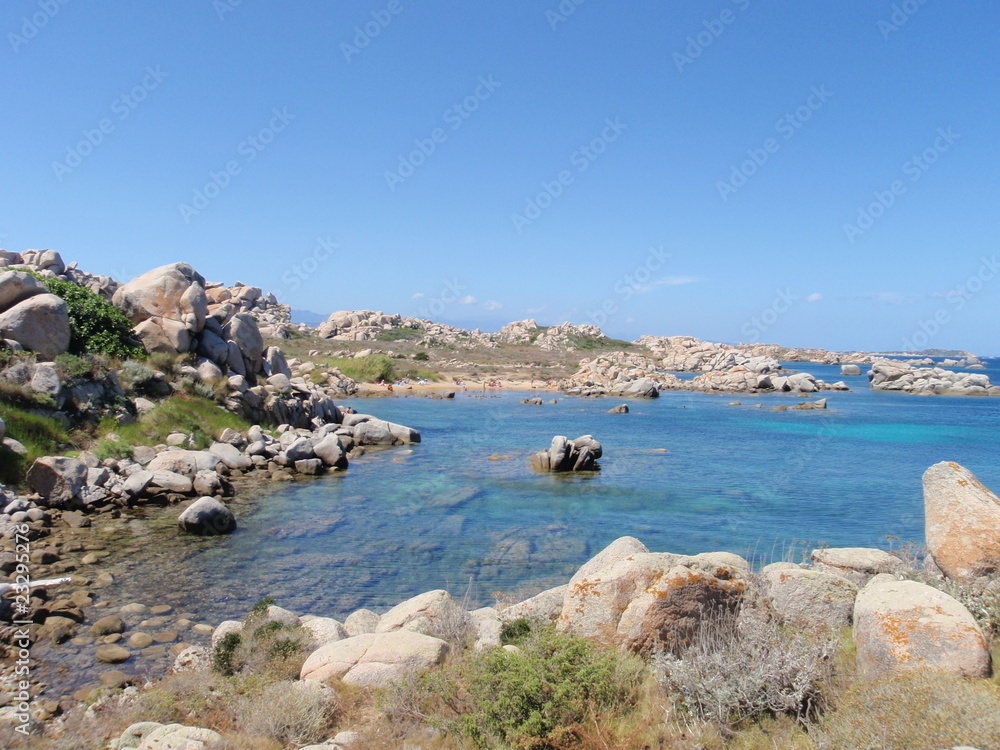 Crique dans les îles Lavezzi en Corse Crique dans les îles Lavezzi en Corse