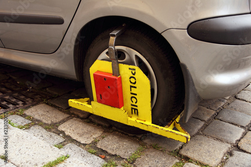 Obraz na plátně Clamped wheel