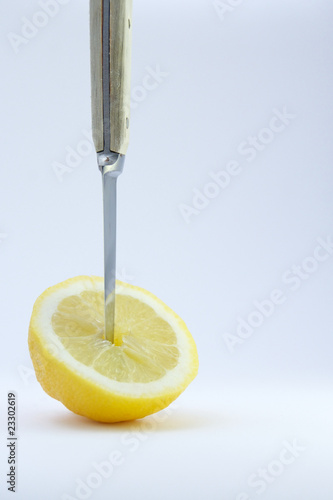 Zitrone mit Messer