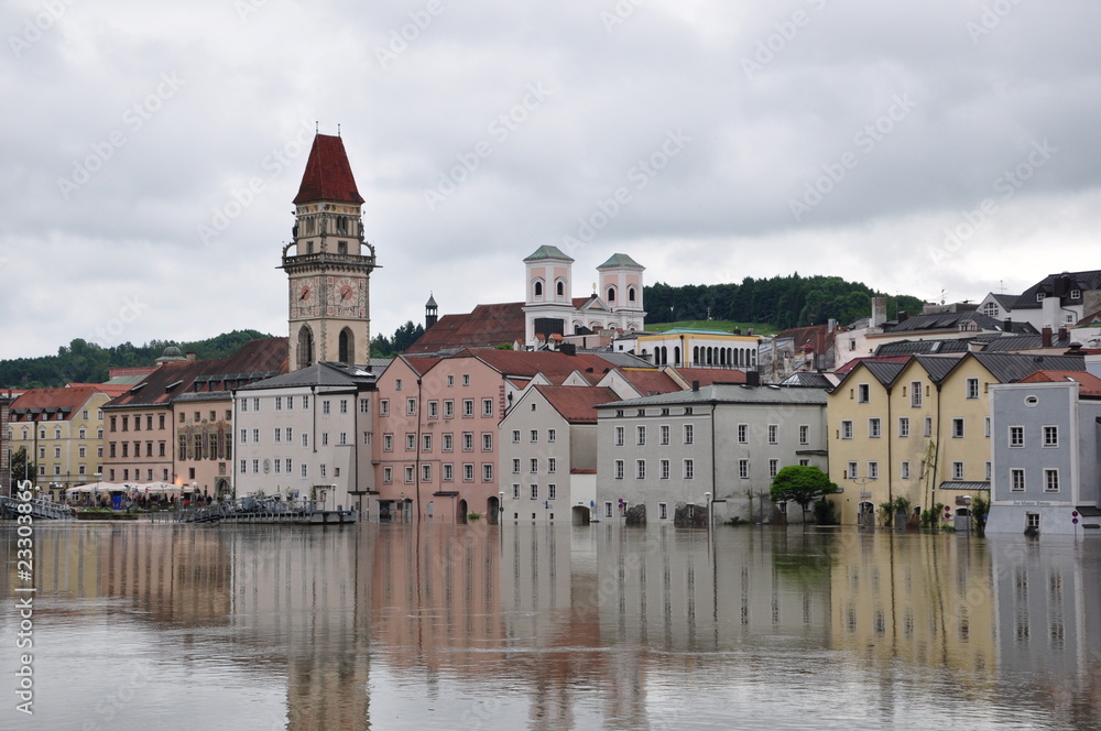 Naklejka premium Hochwasser - Passau, Donau im Juni 2010