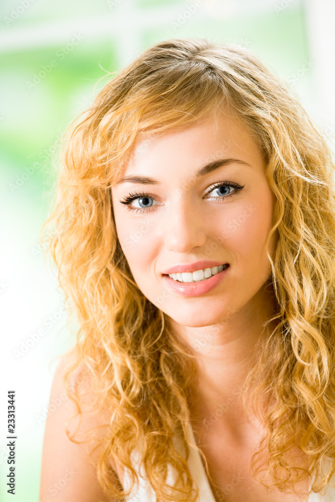 Naklejka premium Portrait of young attractive smiling woman at home