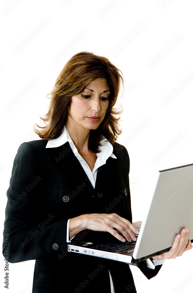 Donna con PC portatile in azienda Donna con PC portatile in azienda