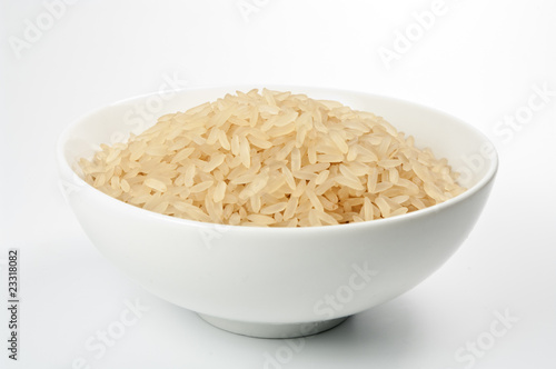 Reis in einer Porzellanschüssel