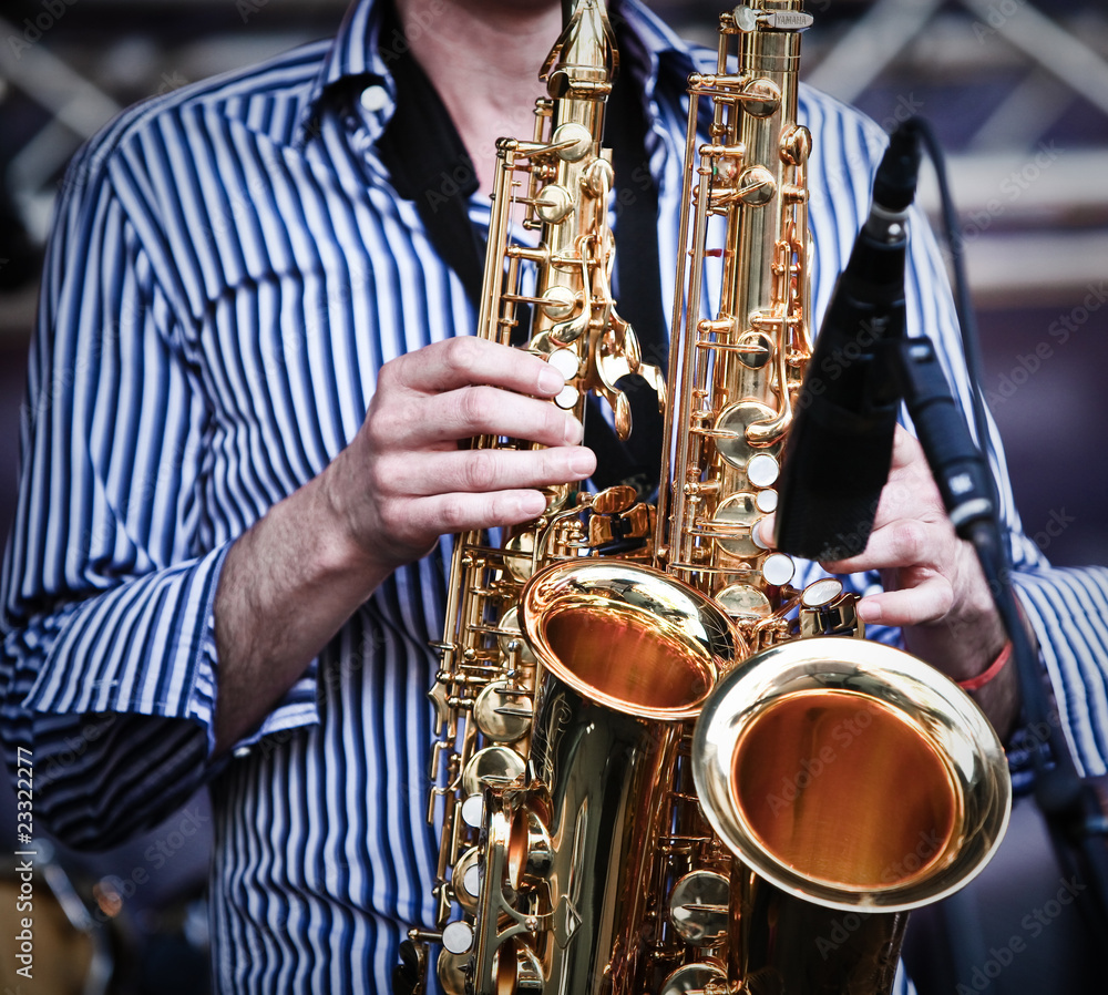 Obraz premium saxophone cuivre deux double jouer musicien performance concert