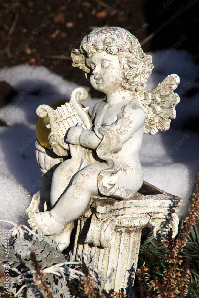 Engelchen mit Leier auf einem Grab