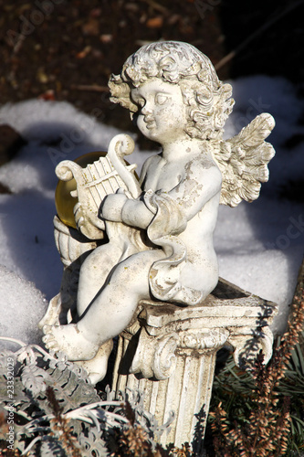 Engelchen mit Leier auf einem Grab
