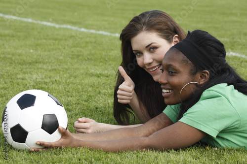 Zwei Mädchen bei der Halbzeitpause